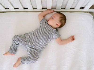 Де і як найкраще спати немовляті?